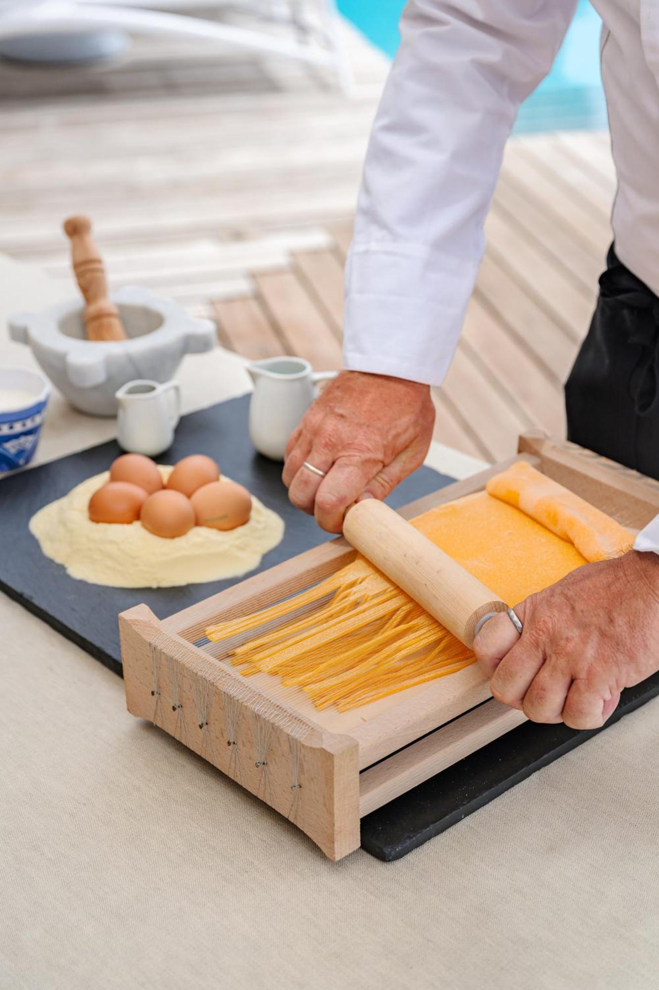 Grand Hotel Bristol Spa Resort, By R Collection Hotels Rapallo Dış mekan fotoğraf Tagliolini being made